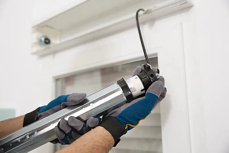 Moderniza tu Hogar: Ventajas de Motorización de Persianas Clásicas con Mando a Distancia